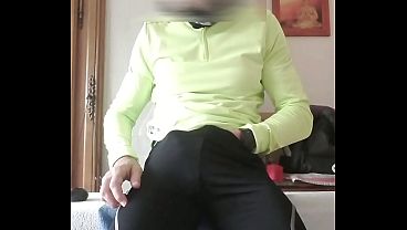 Branlette de ma grosse bite après ma séance running, belle éjaculation,